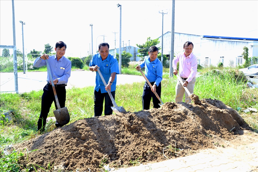 Đại diện lãnh đạo LĐLĐ An Giang, Tập đoàn Đại Hàn Kim thực hiện nghi thức động thổ công trình. Ảnh: LT