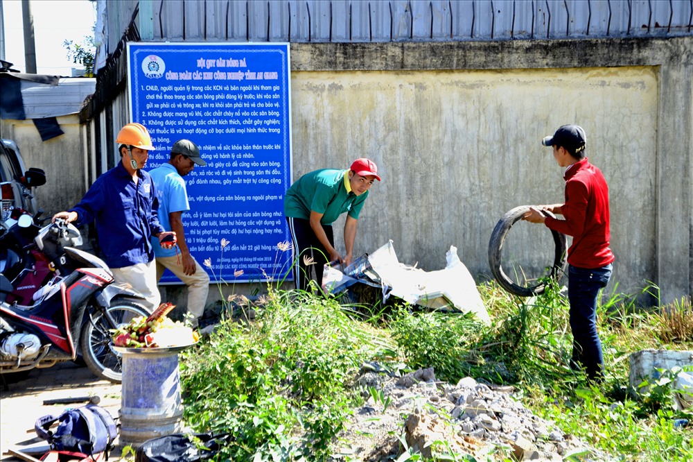 Ngay sau lễ khởi công, lực lượng thi công bắt tay thu dọn mặt bằng. Ảnh: LT