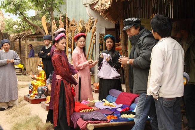 Đạo diễn Đào Bá Sơn chỉ đạo cành quay trong phim “Long Thành cầm giả ca“. ảnh HPGP