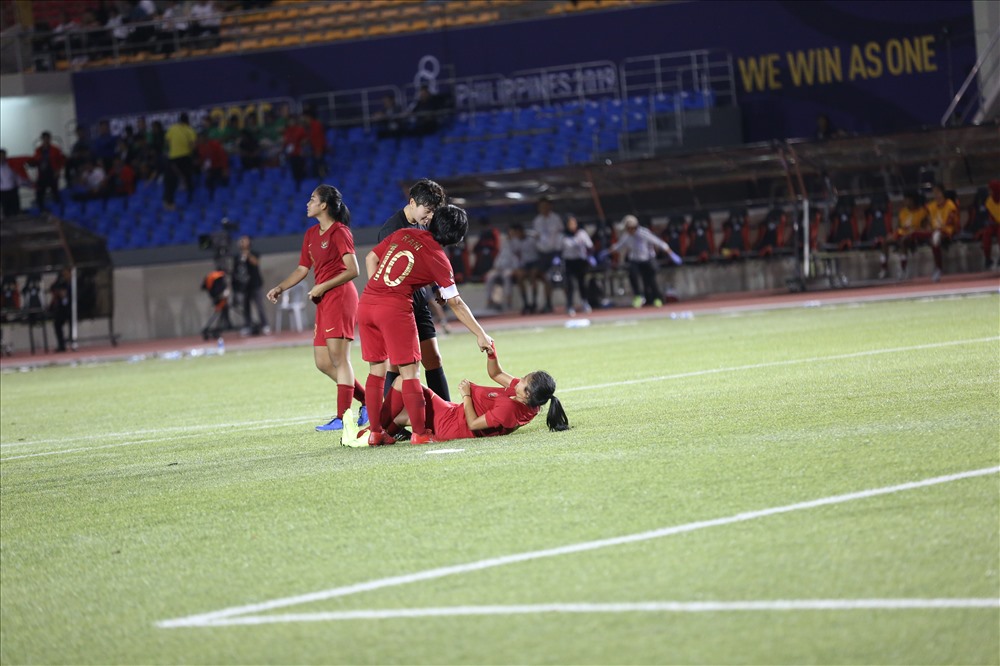 Cầu thủ nữ Indonesia bị chuột rút sau trận thua 0-6 trước đội tuyển nữ Việt Nam. Ảnh: HOÀI THU