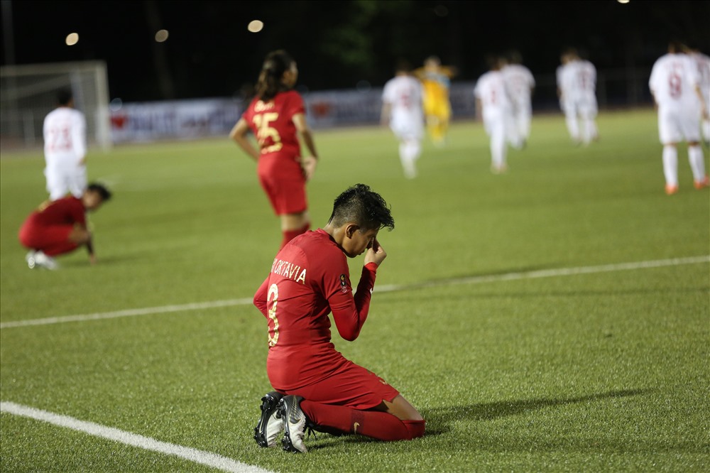 Số 3 (Vivi Oktavia) bên phía Indonesia bật khóc khi trận đấu kết thúc. Ảnh: HOÀI THU