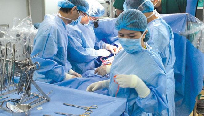 Một ca phẫu thuật cấp cứu tại Bệnh viện Tim Hà Nội.