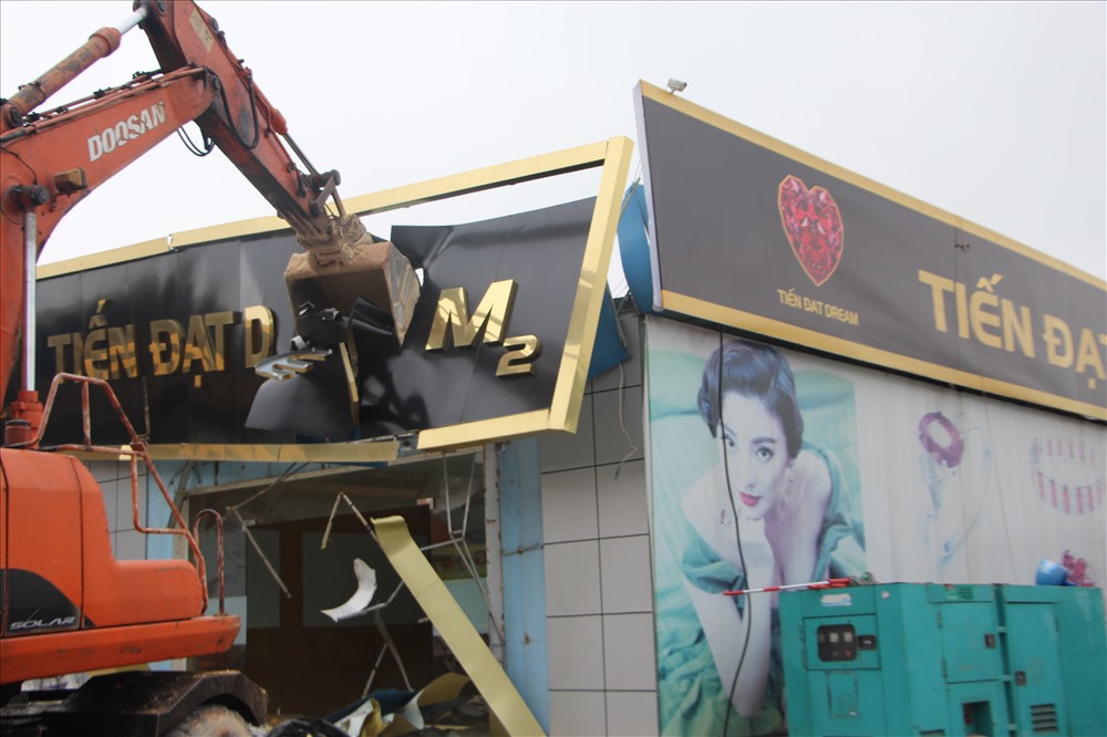 Trong “chiến dịch” dẹp “loạn” tháng 4.2017, nhiều cửa hàng “chỉ phục vụ khách Trung Quốc” bị tháo dỡ. Ảnh: Nguyễn Hùng
