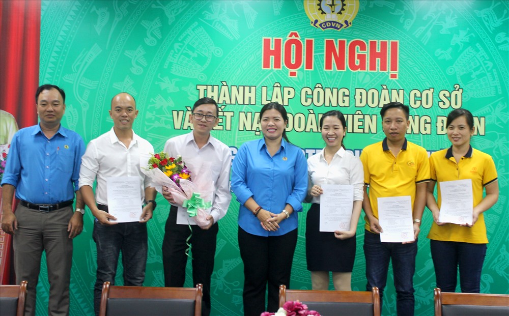 Phó Chủ tịch LĐLĐ Kiên Giang Nguyễn Thị Hoàn Xuân tặng hoa và chúc mừng đoàn viên, CĐCS mới. Ảnh: LT