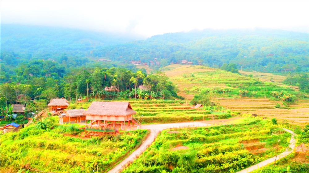 Ở đây chủ yếu là đồng bào dân tộc Thái, khoảng 3 năm trở lại đây dịch vụ du lịch công đồng ở đây bắt đầu phát triển mạnh, mỗi năm thu hút hàng vạn lượt khách dù lịch trong nước và quốc tế. Ảnh: NT