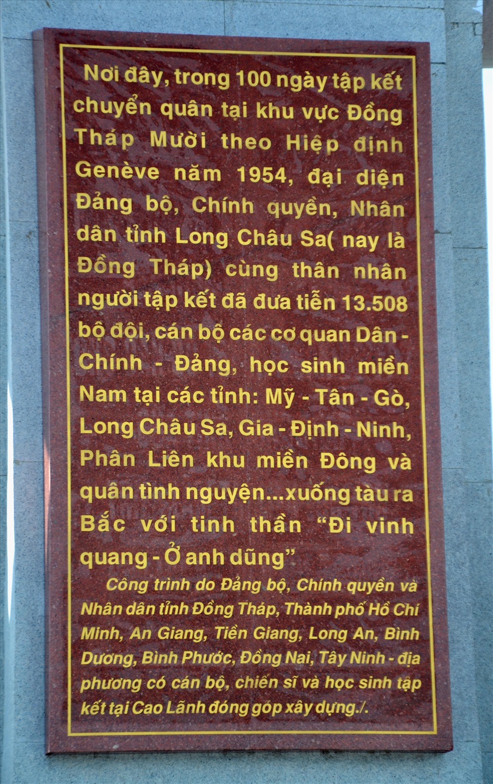 Dưới chân tượng đài có nội dung tóm tắt sự kiện lịch sử. Ảnh: Lục Tùng