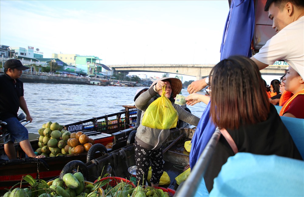 Hết mùa trái cây, một số loại được vận chuyển từ nơi khác đến, nhưng giá cũng không quá đắt nên nhiều du khách mua về làm quà.