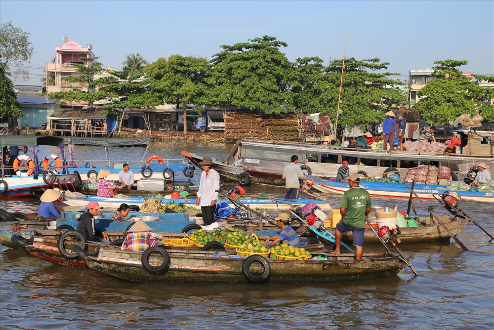 Các thuyền, ghe ở chợ nổi Cái Răng.