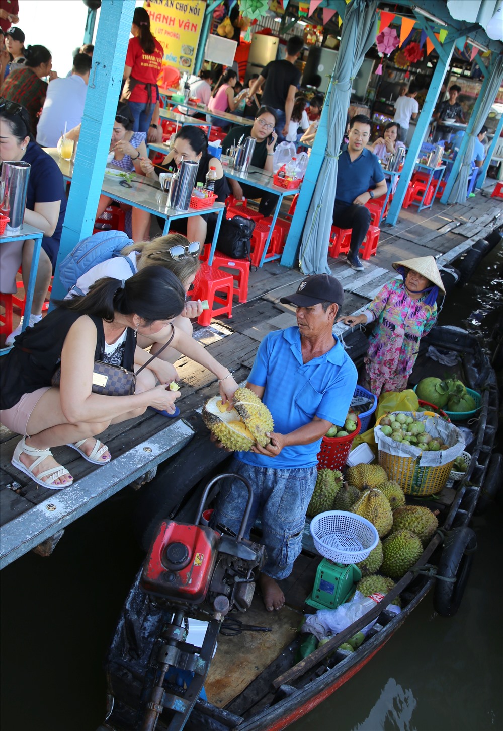 Dù đã hết mùa sầu riêng, nhưng nếu có nhu cầu du khách vẫn tìm thấy loại trái cây này ở chợ nổi. Giá không đắt, nhưng không được ngon.