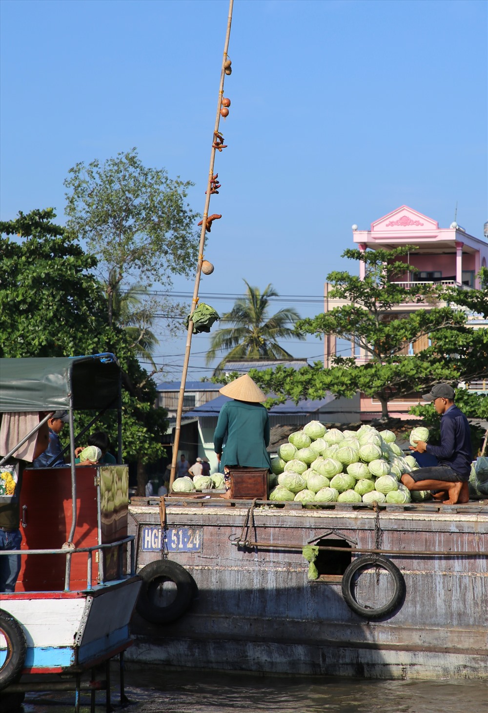 Một số thuyền chở bắp cải có treo cây bẹo (trên cây treo thứ gì thì thuyền bán thứ ấy).