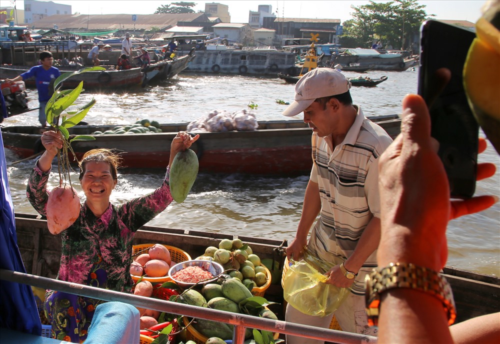 Các ghe nhỏ ở chợ nổi áp mạn, mời du khách mua các loại trái cây.
