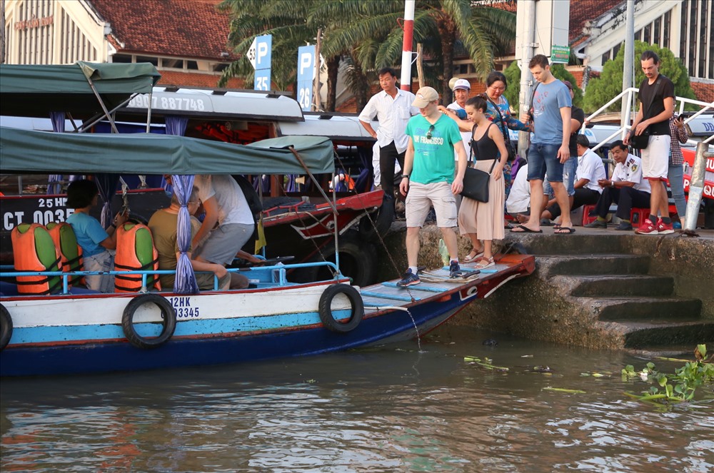 Du khách khi muốn đến chợ nổi Cái Răng, sẽ lên thuyền xuất phát từ bến Ninh Kiều vào khoảng từ 5h30 đến 9h mỗi ngày.