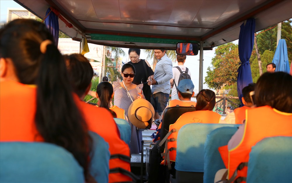 Lên đến thuyền, du khách được hướng dẫn mang áo phao gần như suốt hành trình di chuyển trên sông để đảm bảo an toàn.