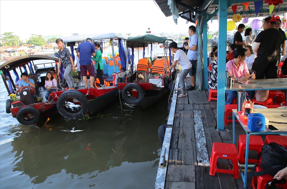 Một số thuyền lớn neo lại trên sông như nhà nổi, rồi bán đồ ăn sáng để các thuyền chở du khách có thể ghé lại.