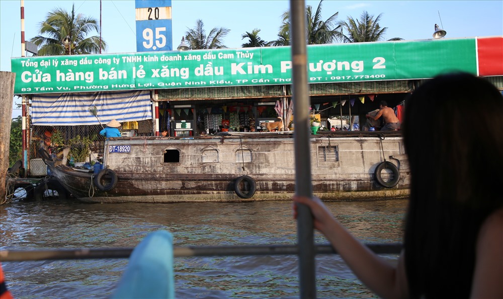 Cây xăng trên sông ở gần chợ nổi Cái Răng.