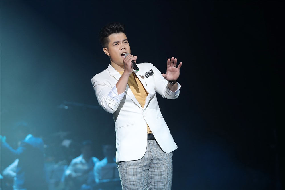Nam ca sĩ Đinh Mạnh Ninh cũng góp mặt trong chương trình.