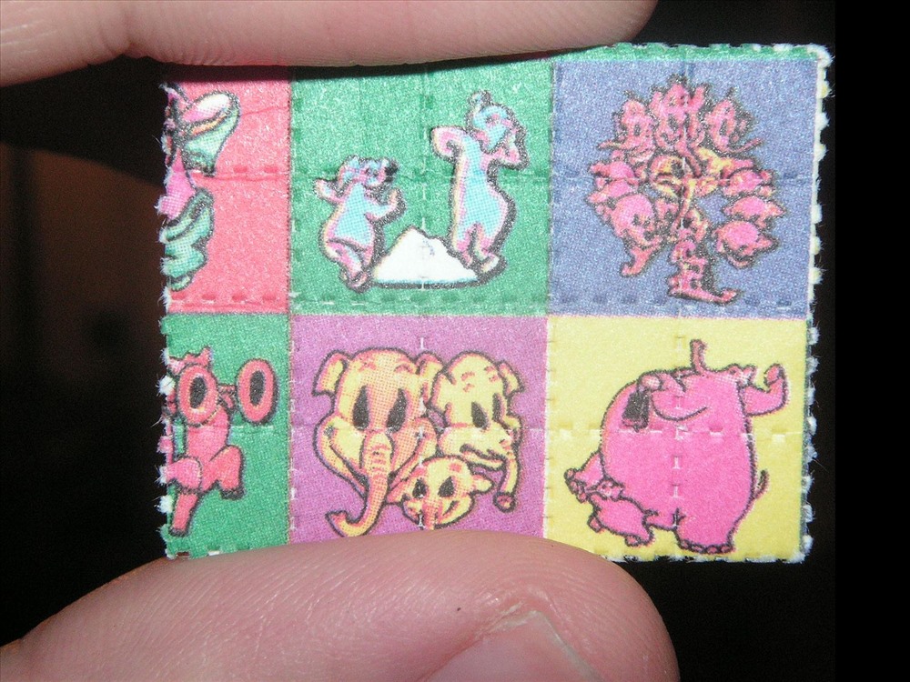Tem giấy thực chất là miếng giấy được tẩm chất gây ảo giác LSD (Lysergic Axit Diethylamide), là chất bán tổng hợp được chiết xuất từ nấm cựa gà. Đây là chất gây ảo giác mạnh nhất cho đến nay, chỉ vài chục mcg là có thể gây ảo giác nên được xem chất ma túy nguy hiểm nhất. Chỉ cần vài chục microgam đã có thể ảo giác, hoang tưởng gây nguy hiểm cho bản thân và người xung quanh. LSD gây loạn thần rất nhanh, sử dụng lặp lại nhiều lần sẽ gây phụ thuộc về tâm thần, cơ thể. Khi không có, người dùng rơi vào trạng thái trầm, mệt mỏi, biểu hiện thèm khát sử dụng mãnh liệt.