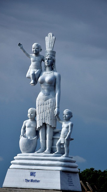 Tượng đài Mẹ Âu Cơ trong quần thể đền thờ Lạc Long Quân, Mẹ Âu Cơ nơi Đất Mũi Cà Mau (ảnh Nhật Hồ)
