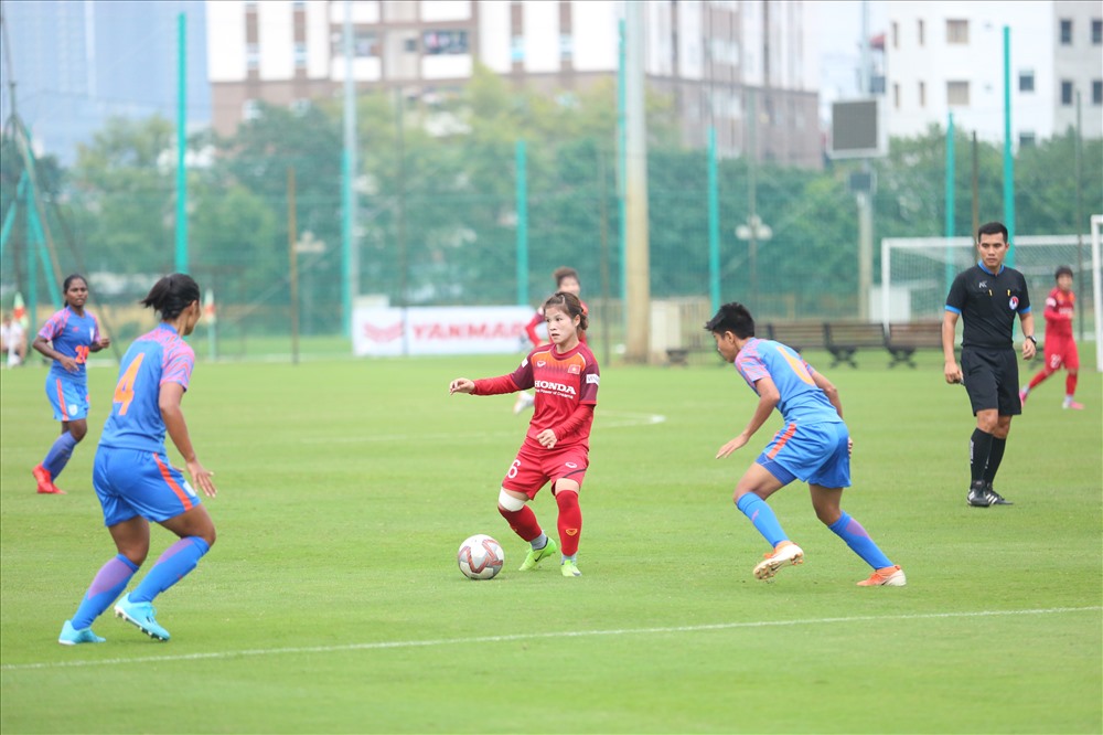 Đội tuyển nữ Việt Nam cầm bóng, triển khai thế trận tấn công ngay từ những phút đầu tiên của trận đấu. Ảnh: ĐÔNG ĐÔNG