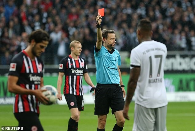 Thẻ đỏ của Jerome Boateng (áo trắng) khiến Bayern Munich gặp khó ở trận đấu gần nhất. Ảnh: Reuters