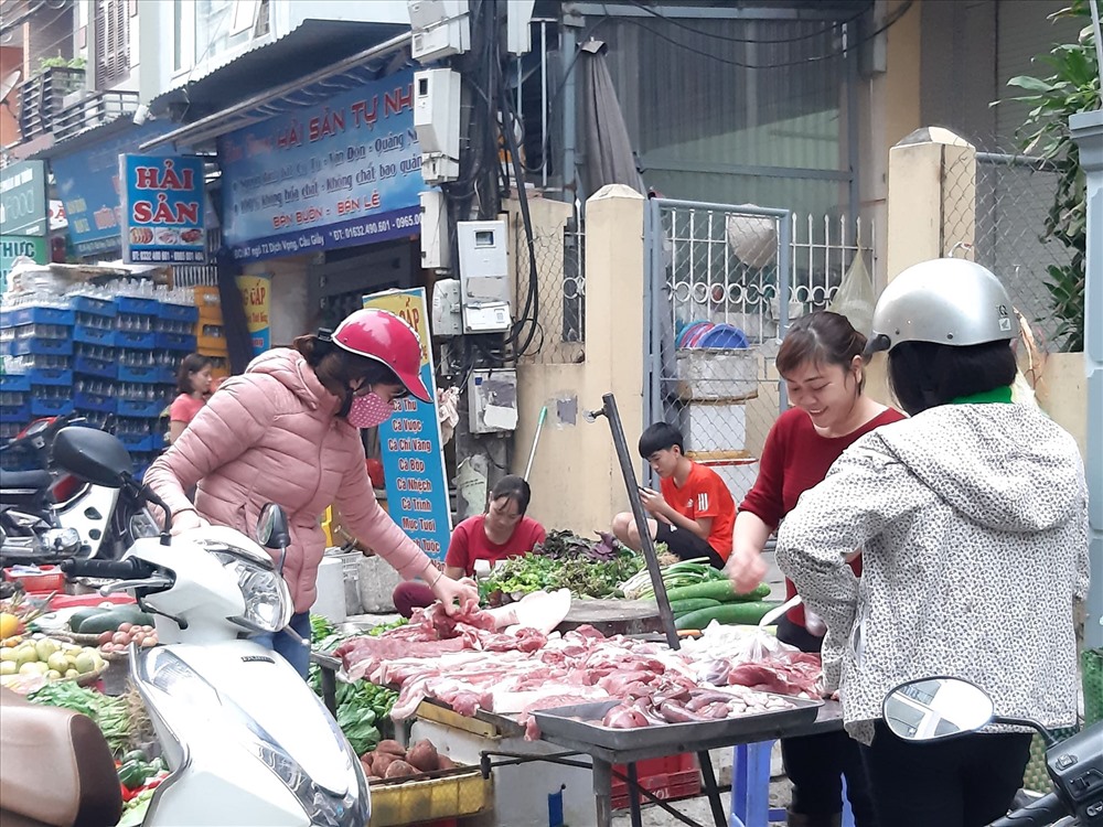 tại nhiều chợ truyền thống ở Hà Nội, giá lợn thương phẩm có giảm nhẹ tuy nhiên vẫn ở mức cao. Mức giá trung bình vẫn nằm từ 115.000 - 120.000 đồng/kg thịt lợn cao hơn so với mức giá từ 80.000 – 85.000 đồng trước kia.