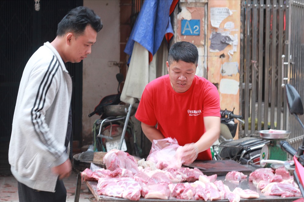 Theo Trung tâm Thông tin Công nghiệp và Thương mại, Bộ Công Thương, ngày cuối cùng của tháng 12, giá thịt lợn hơi hôm nay có xu hướng giảm. Khu vực miền Bắc giá thịt giảm từ 1.000 đến 2.000 đ/kg.