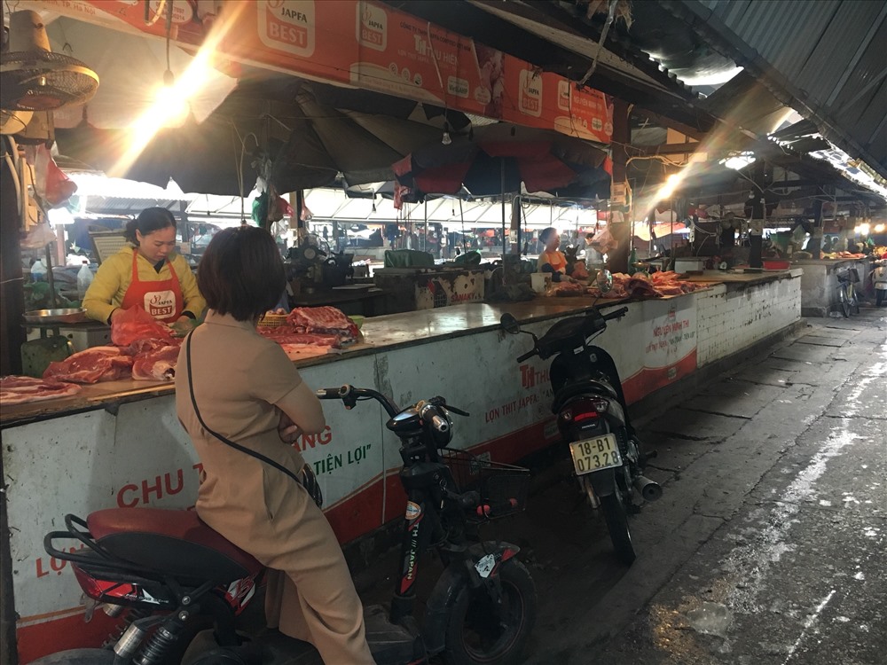 Khu vực bán thịt lợn tại chợ Thành Công (Quận Ba Đình) cũng không quá đông đúc người mua thịt lợn.