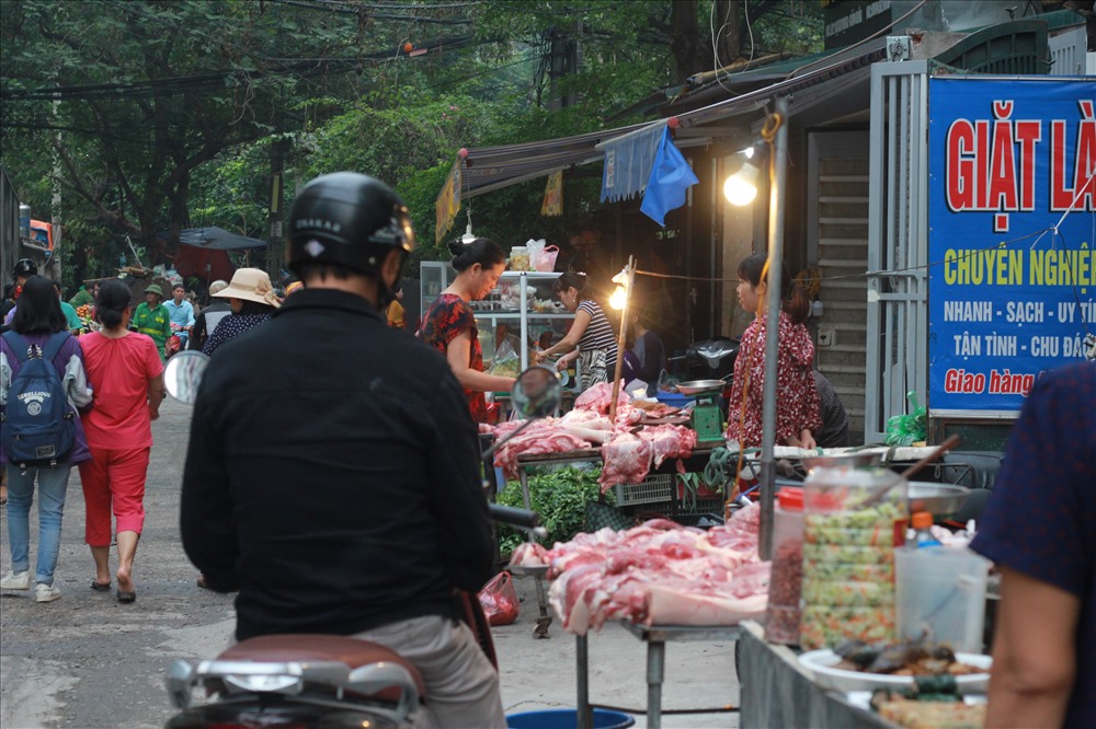Trước việc giá thịt lợn tăng cao trong những tháng vừa qua, nhiều người tiêu dùng tỏ ra dè dặt hơn trước.