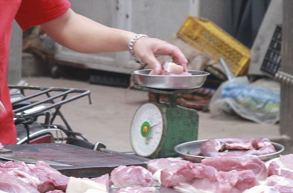 Theo đó, tại khu vực Hà Nội, mức giá thịt lợn hơi tại nhiều cơ sở dao động từ 68.000 đến 72.000 đ/kg. Tuy vậy giá thịt lợn thương phẩm giảm không đáng kể. Mức giá trung bình vẫn nằm ở 120.000 đồng/kg thịt.