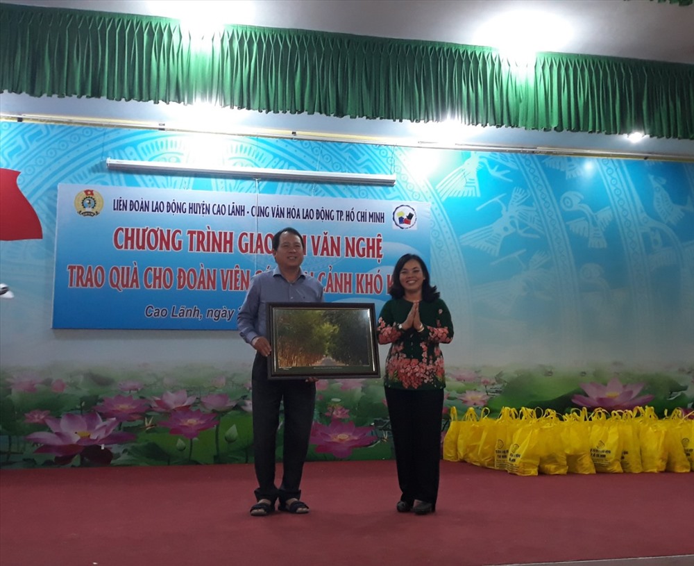 Đại diện huyện Cao Lãnh tặng quà cho đơn vị tài trợ