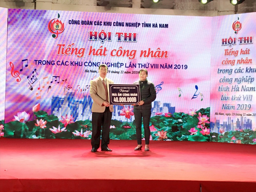 Tại Hội diễn, đồng chí Trịnh Văn Bừng – Chủ tịch Liên đoàn Lao động tỉnh Hà Nam - còn trao hỗ trợ 40 triệu đồng Mái ấm Công đoàn tới 1 trường hợp CNLĐ các KCN tỉnh.