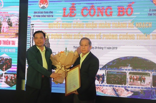 Bộ trưởng Bộ NN&PTNT Nguyễn Xuân Cường trao quyết định cho đại diện tỉnh Thừa Thiên Huế.