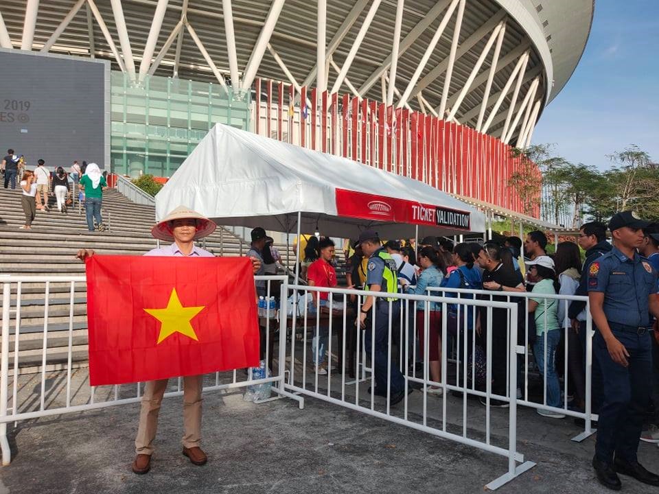 Những hình ảnh của quốc kỳ Việt Nam đã xuất hiện tại nhà đi đấu Philippines Arena.