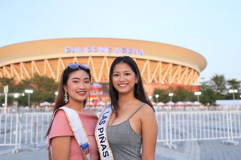 Những người đẹp khoe sắc trước nhà đấu Philippines Arena.