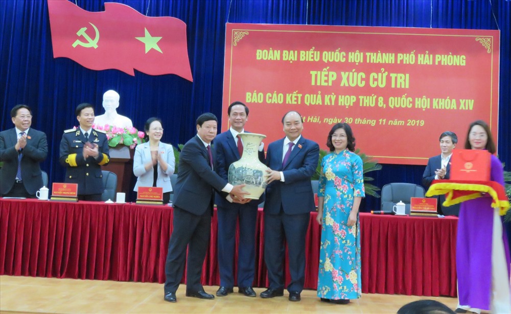 Thủ tướng tặng quà lưu niệm cho chính quyền huyện Cát Hải, Hải Phòng - ảnh HH