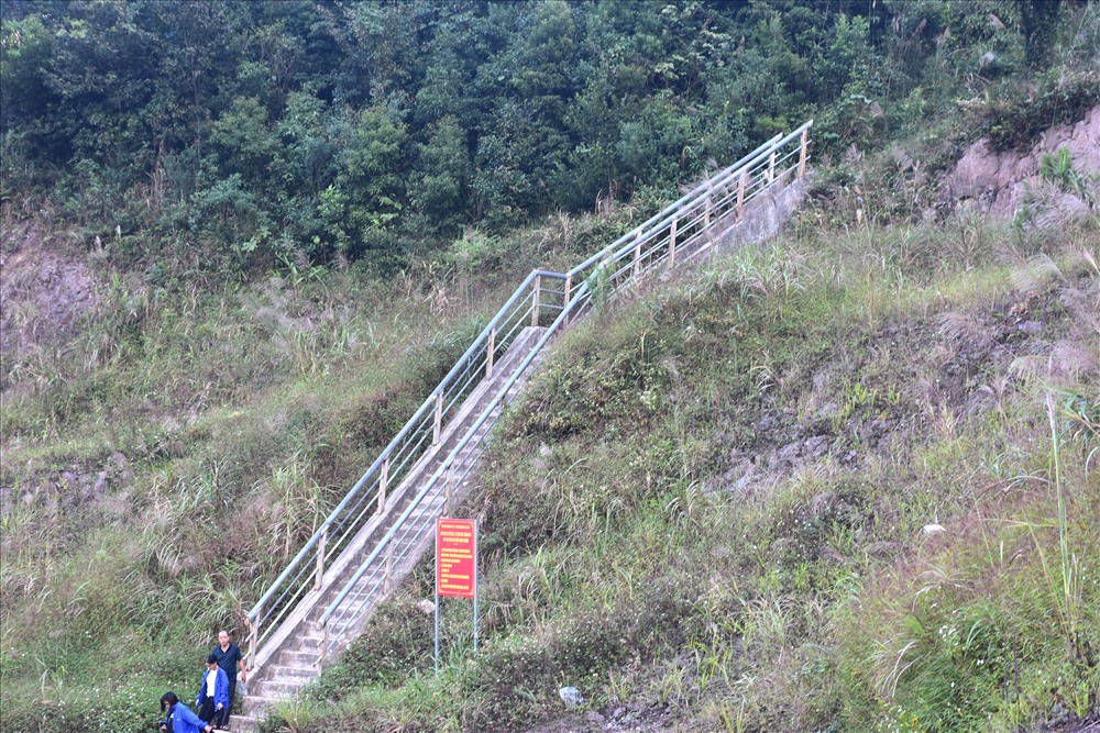 Đường lên cột mốc là những bậc thang và đoạn đường bê tông xen kẽ.