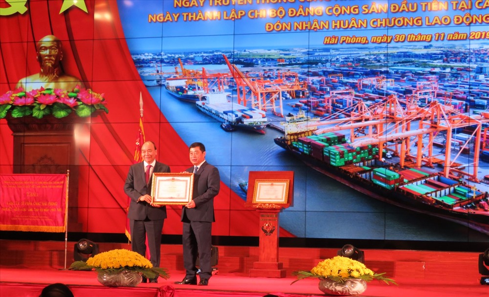 Thủ tướng trao bằng khen cho ông Cao Trung Ngoan - quyền TGĐ Cảng Hải Phòng