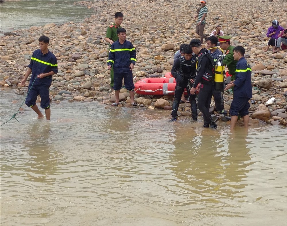 Lực lượng Phòng Cảnh sát phòng cháy chữa cháy và cứu hộ Công an tỉnh Quảng Trị tổ chức lặn tìm nạn nhân. Ảnh: Văn Liêm.