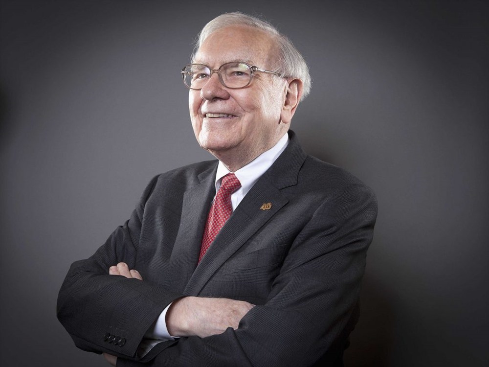 Ở tuổi 88, ông vẫn tiếp tục điều hành Berkshire Hathaway, tập đoàn đầu tư sở hữu hơn 60 công ty. Năm 2018, vị tỉ phú này đã quyên góp 3,4 tỉ USD, hầu hết là cho quỹ từ thiện Bill and Melinda Gates Foundation. Ảnh: ST