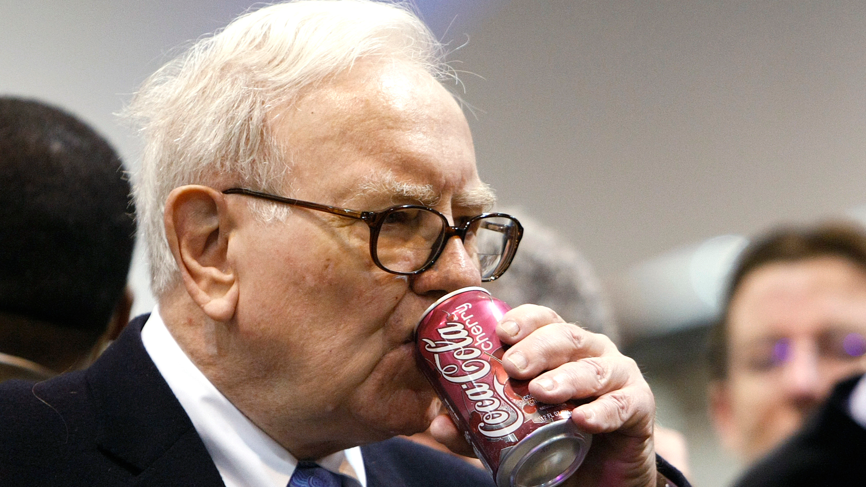 Cổ phần chính của ông đang nằm trong Amazon, Apple và Coca-Cola. Warren Buffett hiện ở vị trí giàu thứ 3 thế giới với khối tài sản 85 tỉ USD. Ảnh: ST