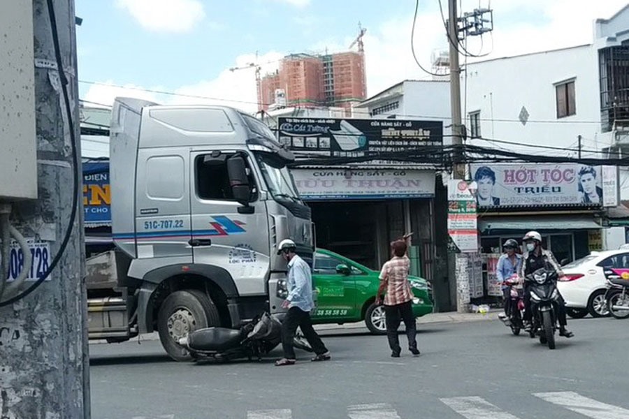 Xe container gây tai nạn tại ngã ba Huỳnh Tấn Phát - Lưu Trọng Lư (quận 7, TPHCM). Ảnh: MINH QUÂN