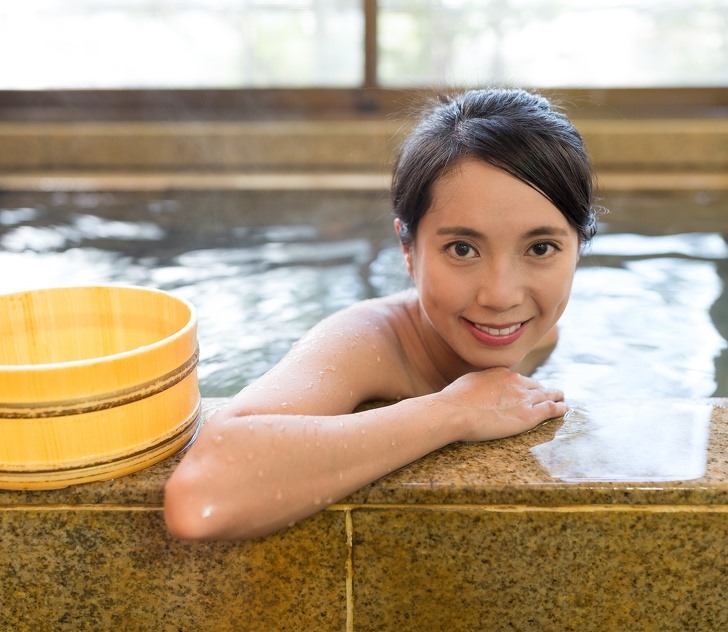 Tắm nước nóng là một trong những phương pháp dưỡng da hiệu quả và đơn giản. Ảnh: Brightside