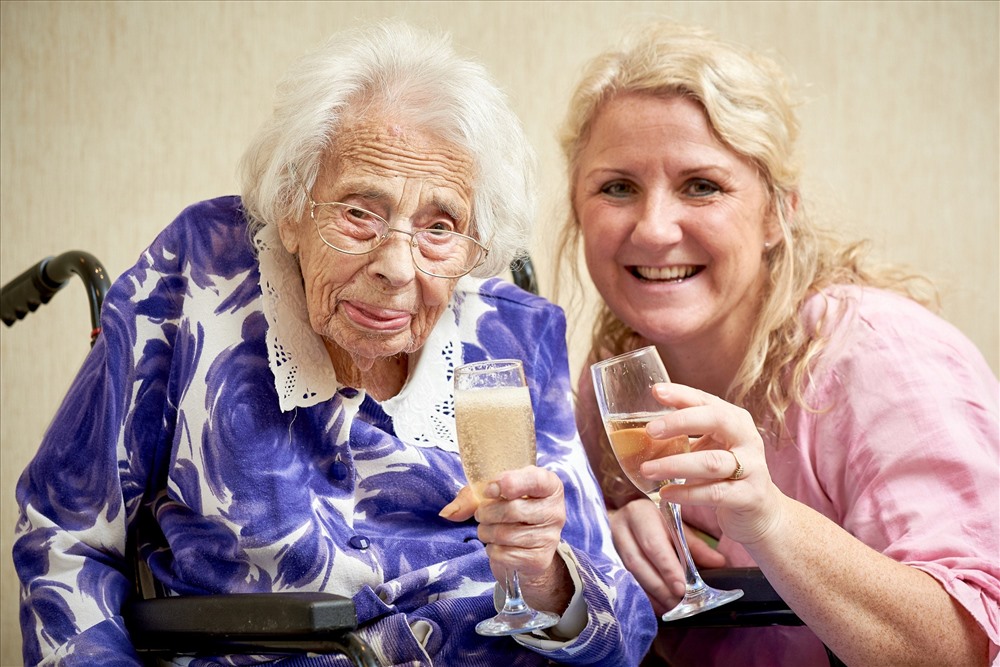 Cụ bà Dorothy Flowers chúc mừng sinh nhật 108 tuổi của mình với rượu sâm banh ưa thích. Ảnh: SWNS