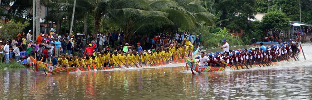 Trước khi Lễ hội diễn ra, huyện Long Phú (Sóc Trăng) tổ chức giải ghe Ngo cấp huyện thu hút khá đông người xem (ảnh Nhật Hồ)