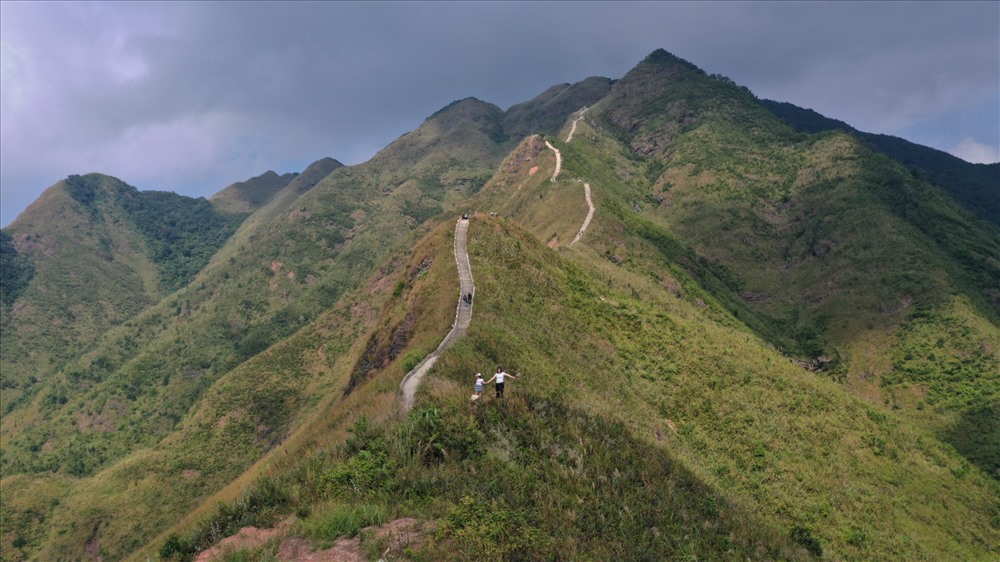 Hiện nay, với 2.000 bậc thang được xây dựng trên cung đường khoảng 1,8km đường bộ bằng bê tông thay thế cho đường đất, con đường này còn được ví von là “Vạn Lý Trường Thành” phiên bản Việt.