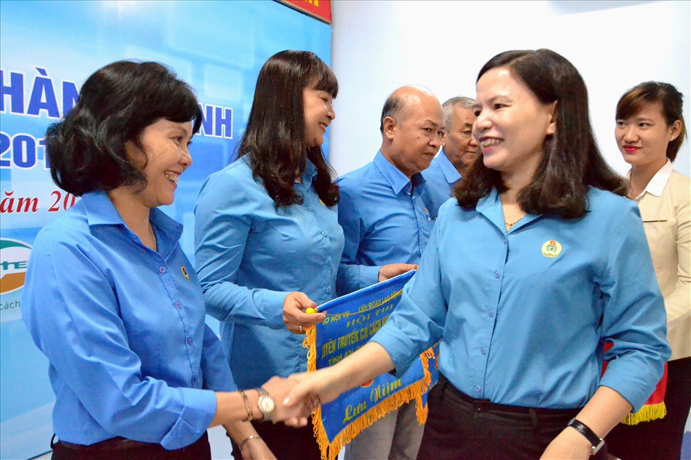 Bà Phan Thị Diễm - Phó Chủ tịch LĐLĐ An Giang tặng cờ cho đại diện các đội dự thi Cụm I. Ảnh: Lục Tùng