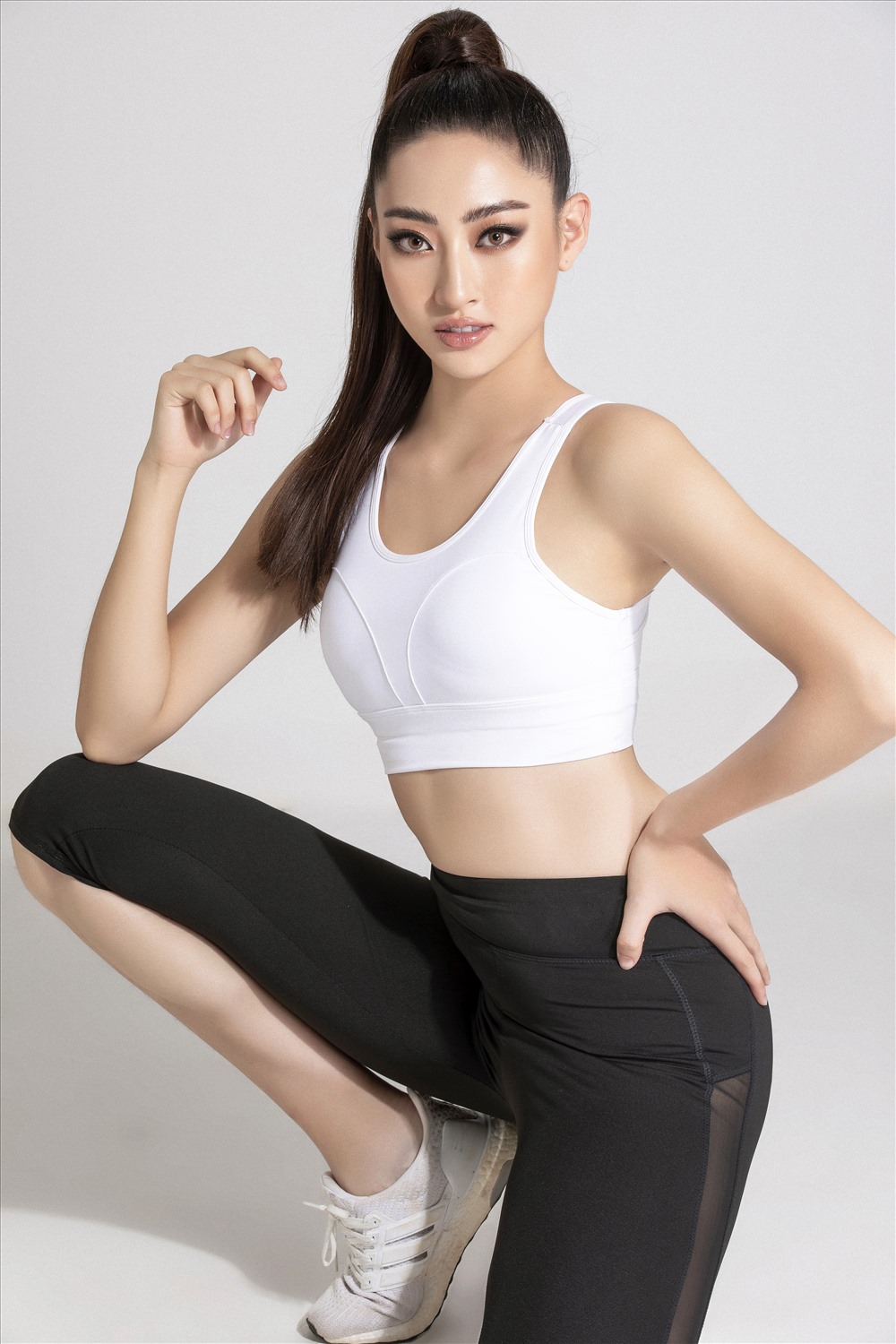 Trên trang chủ của Miss World, đại diện Việt Nam xuất hiện với hai hình ảnh đối lập, một kiêu sa, quyến rũ, một khỏe khắn, năng động. Ảnh: Lê Thiện Viễn.