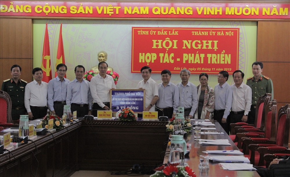 TP. Hà Nội đã tặng quà an sinh xã hội cho tỉnh Đắk Lắk với số tiền 3 tỉ đồng. Ảnh: HL