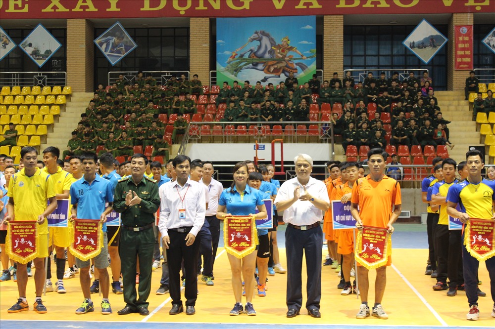Ban tổ chức giải trao cờ lưu niệm cho các đoàn vận động viên tham dự giải.  Ảnh: Đặng Sang