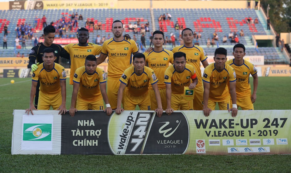Memovic (thứ ba từ trái sang, hàng trên) là nhân tố quan trọng trong hàng thủ Sông Lam Nghệ An mùa giải V.League 2019. Ảnh: VPF